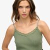 Athletic Essentials Cropped-Top mit Spitzenbesatz