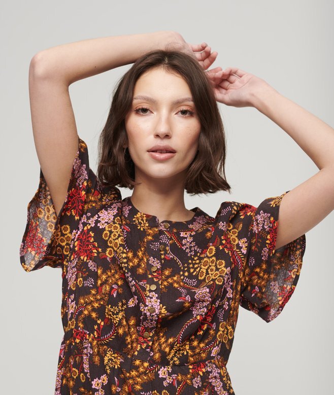 Bedrucktes, kurzärmeliges, gestuftes Midikleid Bedrucktes, kurzärmeliges, gestuftes Midikleid