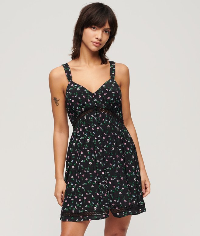 Cami-Kleid mit V-Ausschnitt und Spitzenbesatz Cami-Kleid mit V-Ausschnitt und Spitzenbesatz