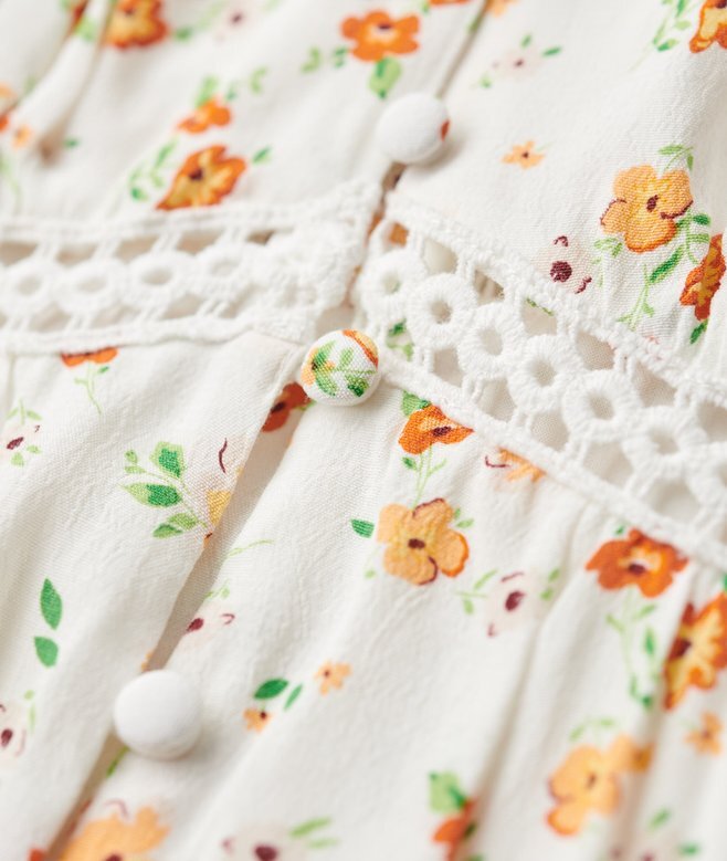 Cami-Kleid mit V-Ausschnitt und Spitzenbesatz Cami-Kleid mit V-Ausschnitt und Spitzenbesatz