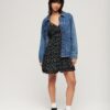 Cami-Kleid mit V-Ausschnitt und Spitzenbesatz Cami-Kleid mit V-Ausschnitt und Spitzenbesatz