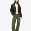 Cargohose mit niedriger Leibhöhe und geradem Schnitt Cargohose mit niedriger Leibhöhe und geradem Schnitt