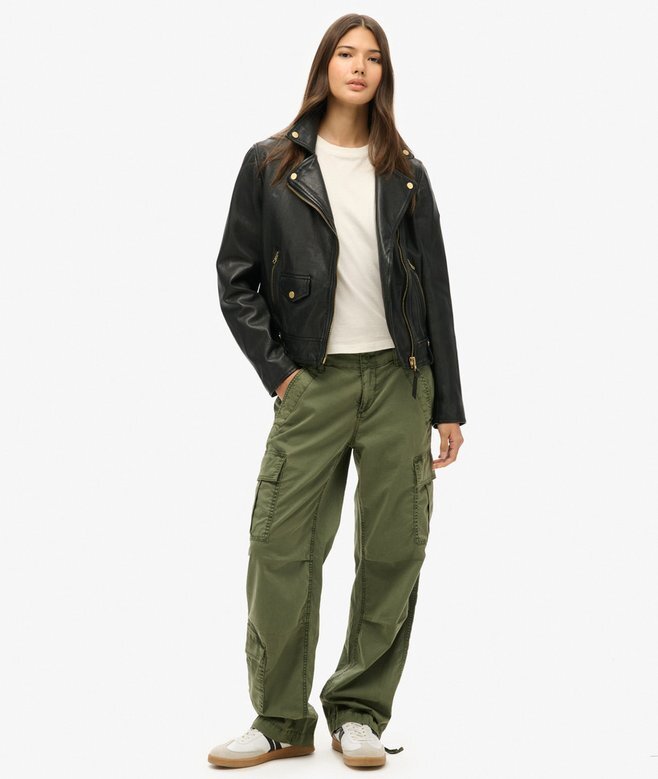 Cargohose mit niedriger Leibhöhe und geradem Schnitt Cargohose mit niedriger Leibhöhe und geradem Schnitt