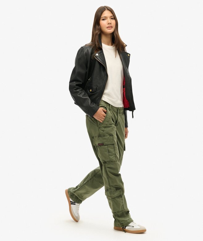 Cargohose mit niedriger Leibhöhe und geradem Schnitt Cargohose mit niedriger Leibhöhe und geradem Schnitt