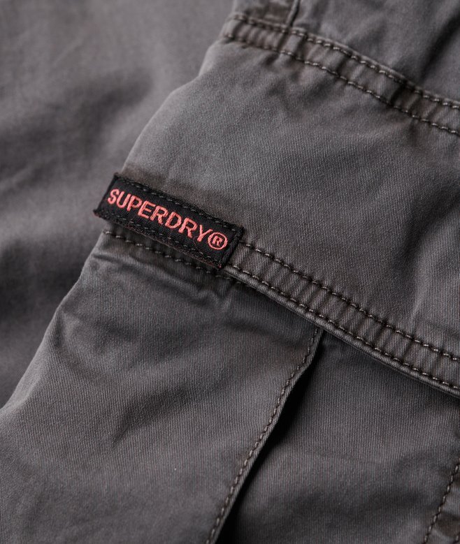 Cargohose mit niedriger Leibhöhe und geradem Schnitt Cargohose mit niedriger Leibhöhe und geradem Schnitt