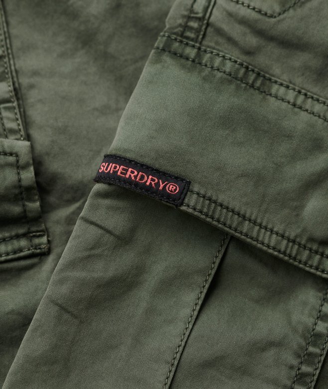 Cargohose mit niedriger Leibhöhe und geradem Schnitt Cargohose mit niedriger Leibhöhe und geradem Schnitt