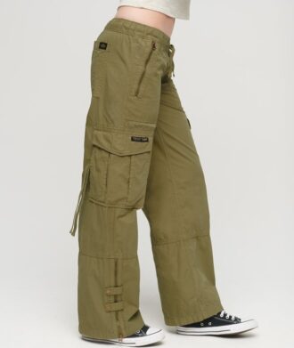 Cargohose mit niedriger Leibhöhe und weitem Bein