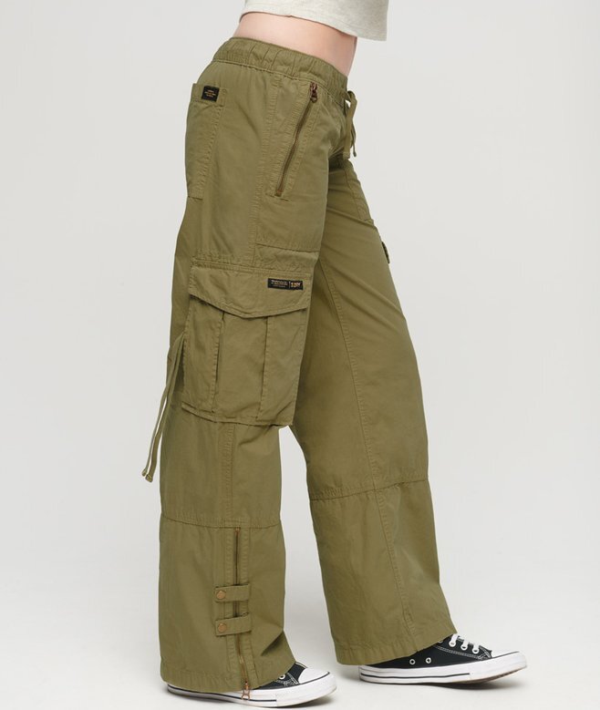 Cargohose mit niedriger Leibhöhe und weitem Bein Cargohose mit niedriger Leibhöhe und weitem Bein