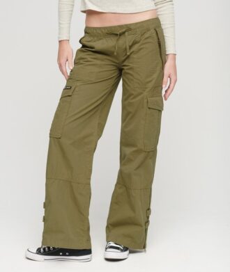 Cargohose mit niedriger Leibhöhe und weitem Bein