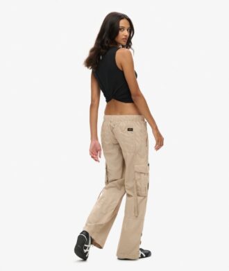 Cargohose mit niedriger Leibhöhe und weitem Bein Cargohose mit niedriger Leibhöhe und weitem Bein