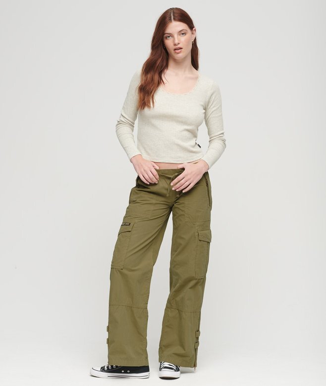 Cargohose mit niedriger Leibhöhe und weitem Bein Cargohose mit niedriger Leibhöhe und weitem Bein
