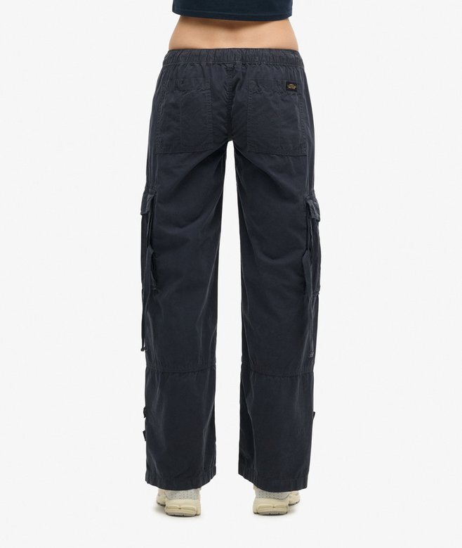 Cargohose mit niedriger Leibhöhe und weitem Bein Cargohose mit niedriger Leibhöhe und weitem Bein