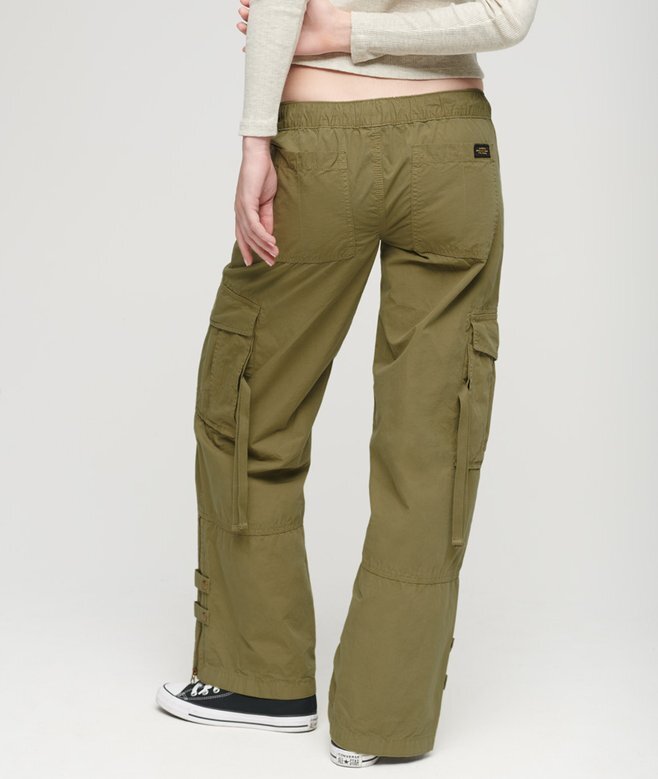Cargohose mit niedriger Leibhöhe und weitem Bein Cargohose mit niedriger Leibhöhe und weitem Bein