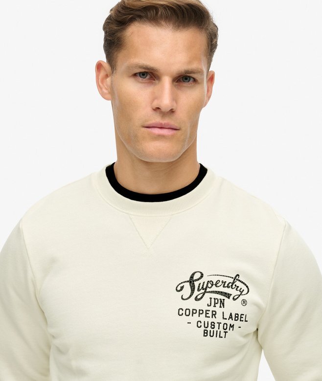 Crew-Sweatshirt mit Kupfer-Label-Grafik Crew-Sweatshirt mit Kupfer-Label-Grafik