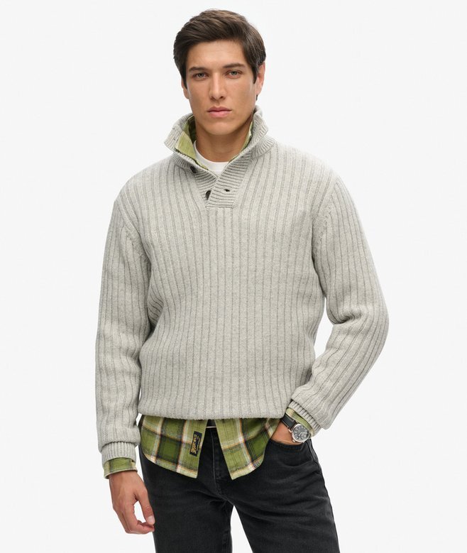 Gerippter Pullover mit halben Knöpfen Gerippter Pullover mit halben Knöpfen