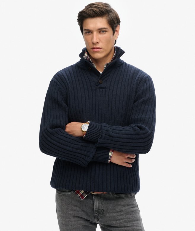 Gerippter Pullover mit halben Knöpfen Gerippter Pullover mit halben Knöpfen