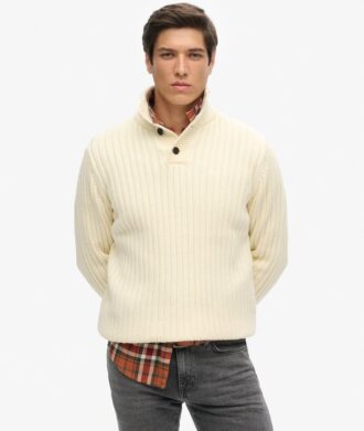 Gerippter Pullover mit halben Knöpfen