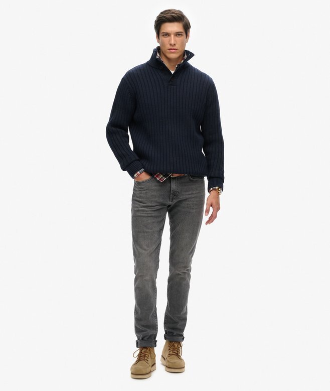 Gerippter Pullover mit halben Knöpfen Gerippter Pullover mit halben Knöpfen