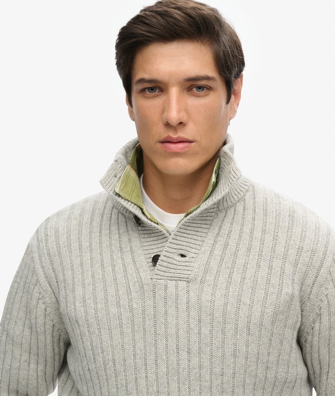 Gerippter Pullover mit halben Knöpfen Gerippter Pullover mit halben Knöpfen