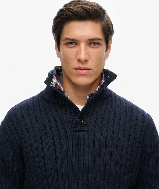 Gerippter Pullover mit halben Knöpfen Gerippter Pullover mit halben Knöpfen