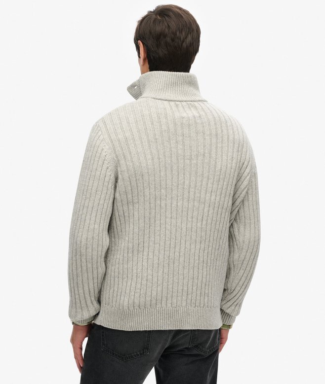 Gerippter Pullover mit halben Knöpfen Gerippter Pullover mit halben Knöpfen