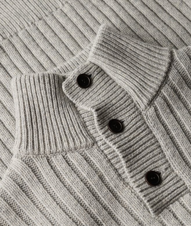 Gerippter Pullover mit halben Knöpfen Gerippter Pullover mit halben Knöpfen