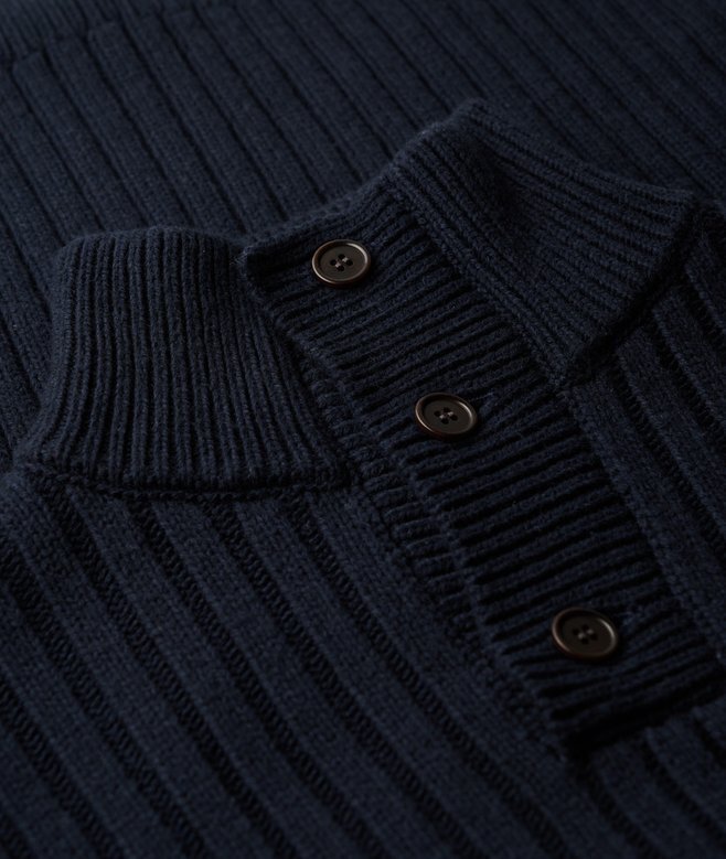 Gerippter Pullover mit halben Knöpfen Gerippter Pullover mit halben Knöpfen