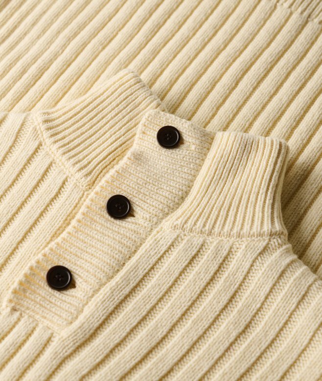 Gerippter Pullover mit halben Knöpfen Gerippter Pullover mit halben Knöpfen