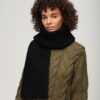Gerippter Strickschal