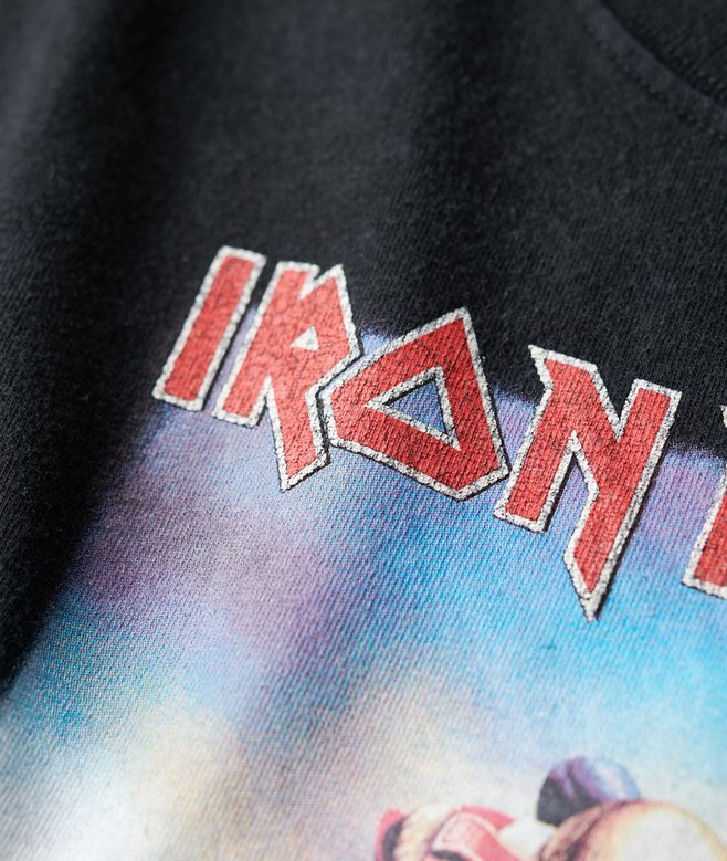 Iron Maiden X Superdry T-Shirt mit Flügelärmeln Iron Maiden X Superdry T-Shirt mit Flügelärmeln