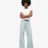 Jeans mit weitem Bein und unversäubertem Saum