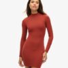 Jersey-Mini-Kleid mit hohem Kragen und langen Ärmeln Jersey-Mini-Kleid mit hohem Kragen und langen Ärmeln
