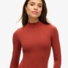 Jersey-Mini-Kleid mit hohem Kragen und langen Ärmeln Jersey-Mini-Kleid mit hohem Kragen und langen Ärmeln