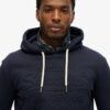 Kapuzenpullover mit geprägter Grafik Kapuzenpullover mit geprägter Grafik