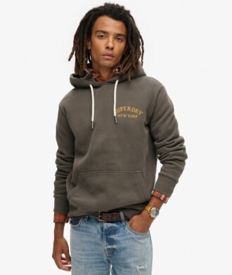 Kapuzenpullover mit Tattoo-Motiv auf dem Rücken
