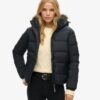 Kurze Daunenjacke mit Hooded-Kapuze aus Kunstfell Kurze Daunenjacke mit Hooded-Kapuze aus Kunstfell