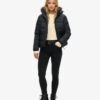 Kurze Daunenjacke mit Hooded-Kapuze aus Kunstfell Kurze Daunenjacke mit Hooded-Kapuze aus Kunstfell