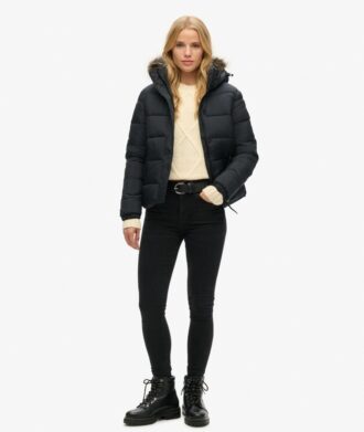 Kurze Daunenjacke mit Hooded-Kapuze aus Kunstfell