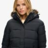 Kurze Daunenjacke mit Hooded-Kapuze aus Kunstfell Kurze Daunenjacke mit Hooded-Kapuze aus Kunstfell