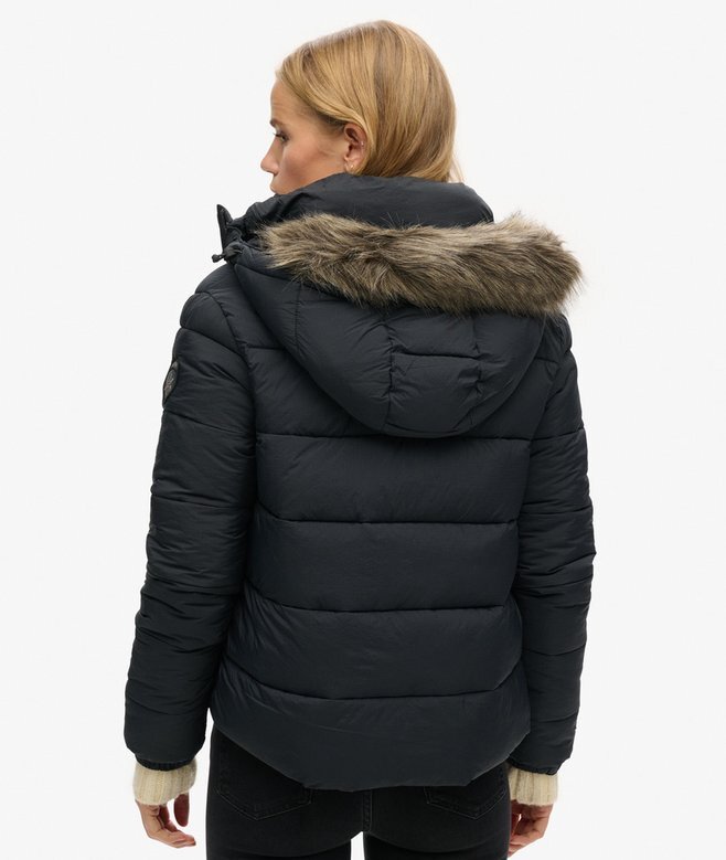 Kurze Daunenjacke mit Hooded-Kapuze aus Kunstfell Kurze Daunenjacke mit Hooded-Kapuze aus Kunstfell