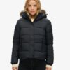 Kurze Daunenjacke mit Hooded-Kapuze aus Kunstfell Kurze Daunenjacke mit Hooded-Kapuze aus Kunstfell