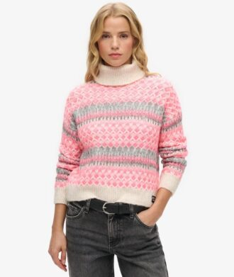 Kurzer Rollkragenpullover aus Strickmode Kurzer Rollkragenpullover aus Strickmode