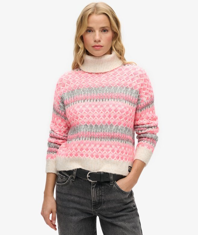 Kurzer Rollkragenpullover aus Strickmode Kurzer Rollkragenpullover aus Strickmode