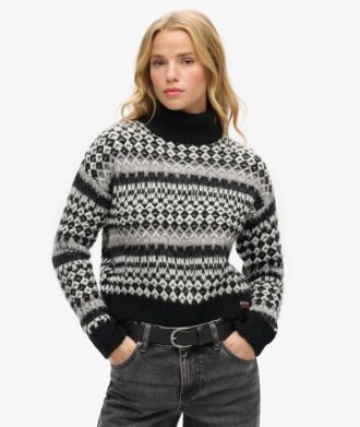 Kurzer Rollkragenpullover aus Strickmode Kurzer Rollkragenpullover aus Strickmode