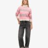 Kurzer Rollkragenpullover aus Strickmode Kurzer Rollkragenpullover aus Strickmode