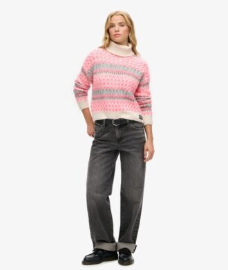 Kurzer Rollkragenpullover aus Strickmode Kurzer Rollkragenpullover aus Strickmode