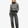 Kurzer Rollkragenpullover aus Strickmode Kurzer Rollkragenpullover aus Strickmode