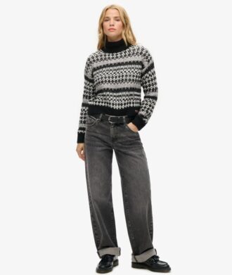 Kurzer Rollkragenpullover aus Strickmode Kurzer Rollkragenpullover aus Strickmode