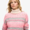 Kurzer Rollkragenpullover aus Strickmode Kurzer Rollkragenpullover aus Strickmode