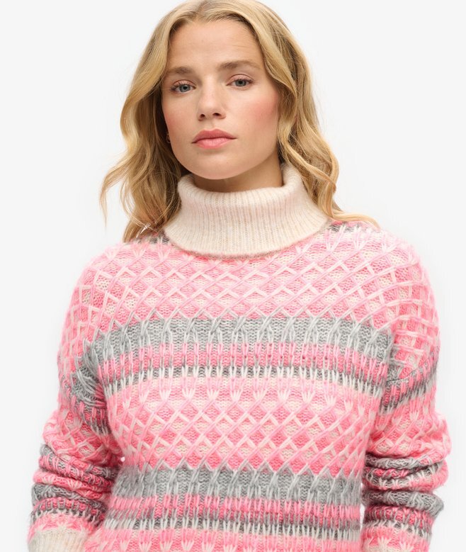 Kurzer Rollkragenpullover aus Strickmode Kurzer Rollkragenpullover aus Strickmode